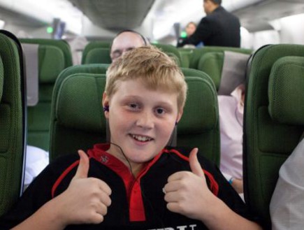 ילד מהפונט בטיסה (צילום: dailymail.co.uk)