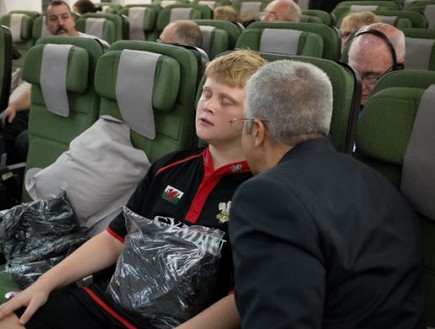 ילד עם פחד טיסה חוזר הביתה (צילום: dailymail.co.uk)