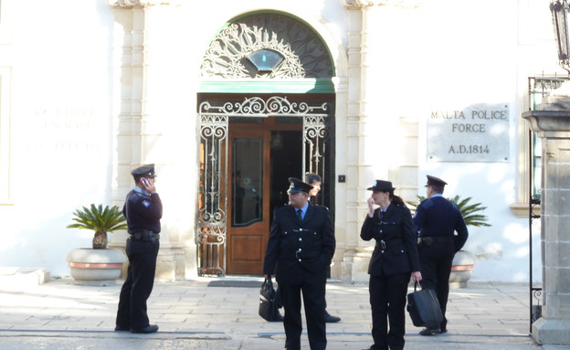 שוטרים בכניסה לתחנת המשטרה במלטה (צילום:  שמעון איפרגן)
