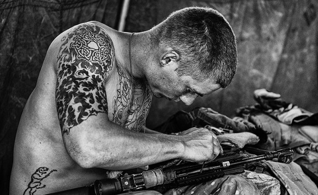 חייל בריטי מנקה את הנשק שלו (צילום: ג'יימי פיטרס, חיל הלוגיסטיקה המלכותי בצבא בריטניה)