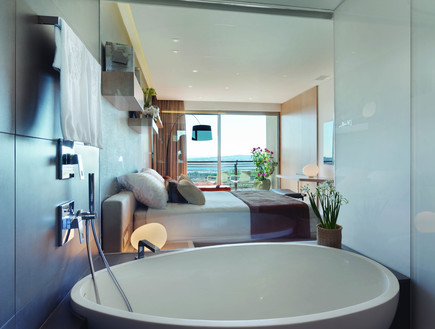 אמבטיה בחדר, מלון כרמים (תמונת AVI: אסף פינצ'וק)
