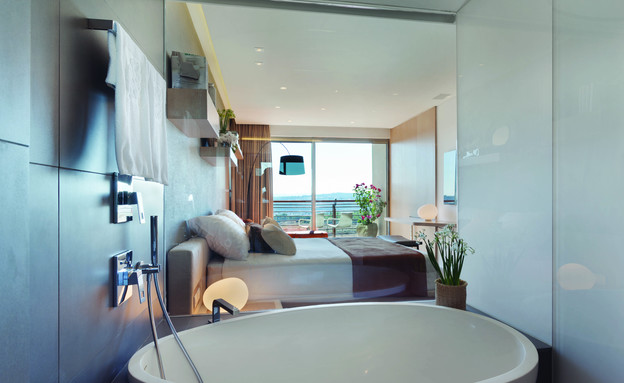 אמבטיה בחדר, מלון כרמים (תמונת AVI: אסף פינצ'וק)