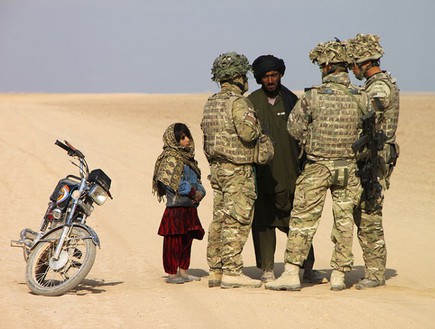 חיילים בריטים עם מקומיים באפגניסטן (צילום: כריס וייד)