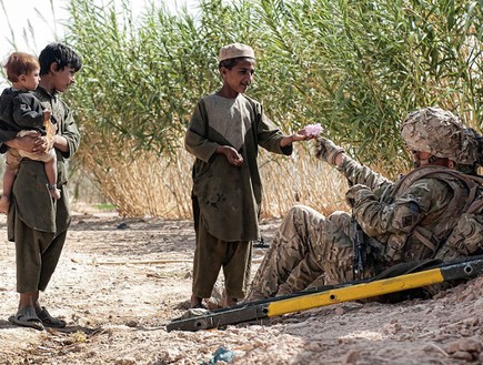 חייל וולשי מדבר עם ילד באפגניסטן (צילום: ג'יימי פיטרס, חיל הלוגיסטיקה המלכותי בצבא בריטניה)
