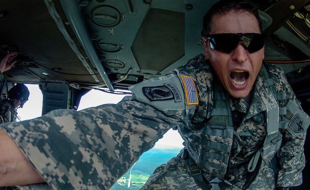 חייל אמריקאי במסוק  (צילום: איאן צ'פמן)