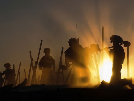 חיילי הנדסה קרבית בריטים בשקיעה  (צילום: ג'יימי פיטרס, חיל הלוגיסטיקה המלכותי בצבא בריטניה)