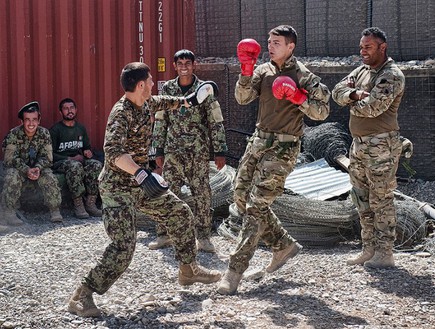 קרב מגע של חיילים בריטיים ואפגניים (צילום: ג'יימי פיטרס, חיל הלוגיסטיקה המלכותי בצבא בריטניה)