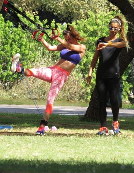 אנה ארונוב עושה ספורט בפארק (צילום: יגל בר קמא)
