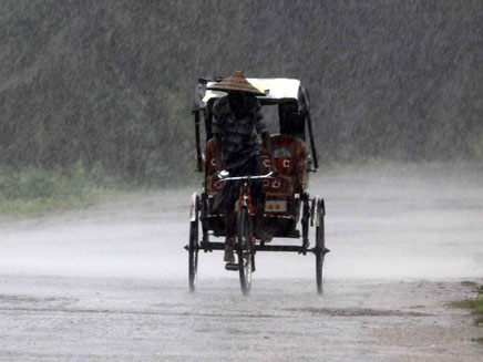 בורחים מהגשם, הודו, היום (צילום: AP)