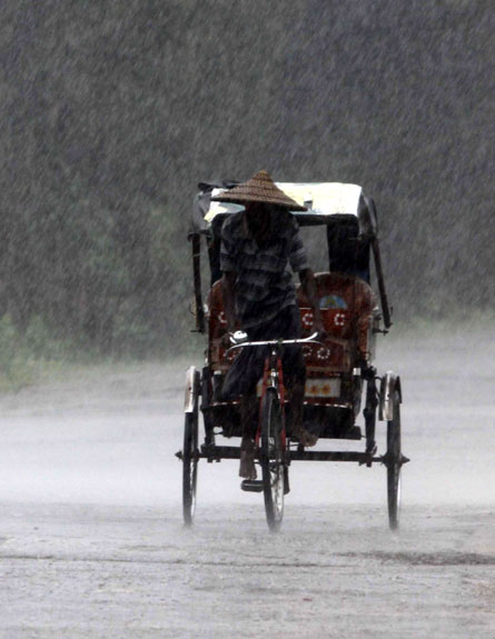 בורחים מהגשם, הודו, היום (צילום: AP)
