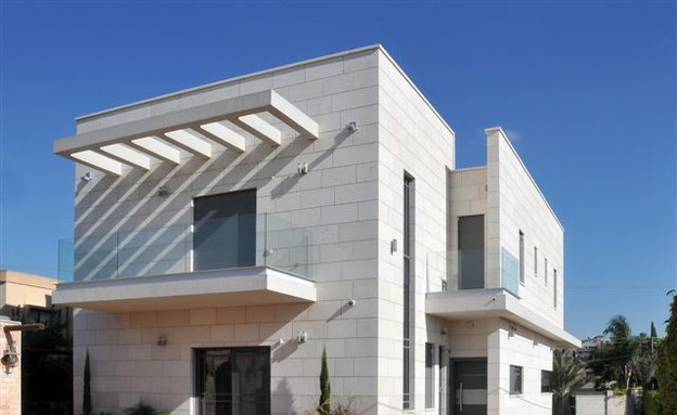 כפר קרע, חוץ מבנה