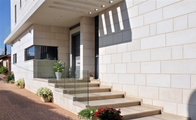 כפר קרע, חוץ מדרגות