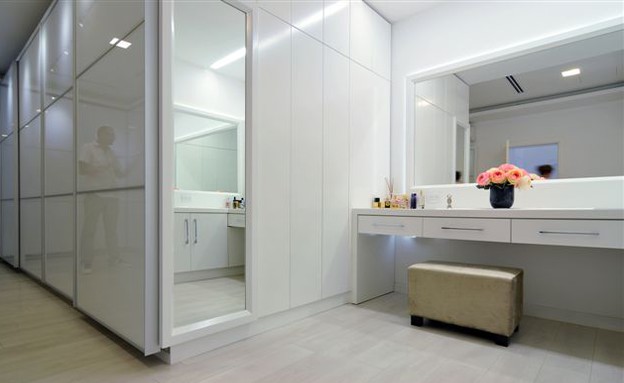 כפר קרע, פינת איפור ארון