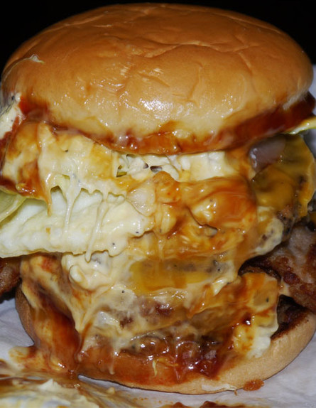 המבורגר עם כל התוספות (צילום: צילום מסך מהאתר www.RocketNews24.com)
