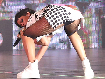 ריהאנה על הבמה במופע Diamonds