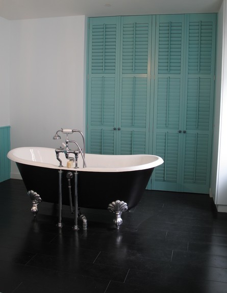 איזבל, אמבט שחור גובה (צילום: L'atelier d'archi, latelierdarchi.fr)