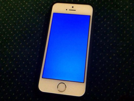 אייפון 5s, מסך כחול (צילום: journaldugeek.com)