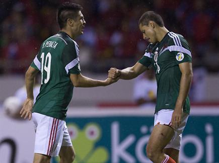 עדיין בחיים. פראלטה ונבחרת מקסיקו (gettyimages) (צילום: ספורט 5)