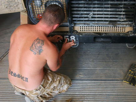 חייל עם קעקוע מתקן רכב (צילום: Marco Di Lauro, GettyImages IL)