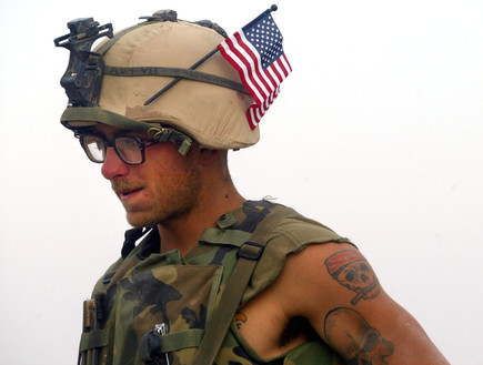 חייל עם קעקוע ודגל על הקסדה (צילום: Joe Raedle, GettyImages IL)