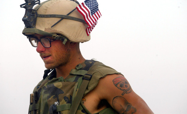 חייל עם קעקוע ודגל על הקסדה (צילום: Joe Raedle, GettyImages IL)