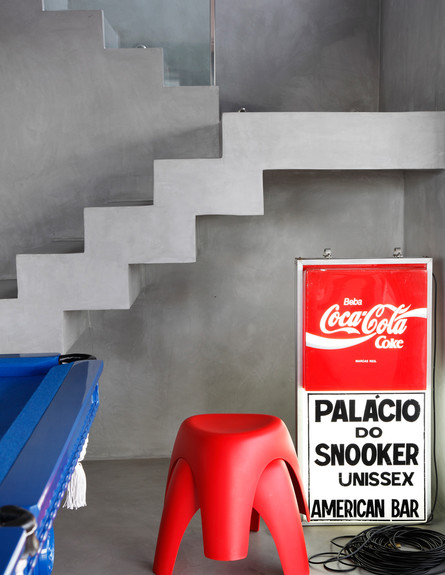 חיים בצבע, סלון מדרגות גובה (צילום: Denilson Machado, MCA Estúdio)