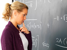 בחורה מנסה לפתור תרגיל במתמטיקה (צילום: אימג'בנק / Thinkstock)