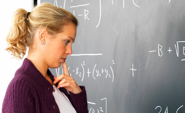 בחורה מנסה לפתור תרגיל במתמטיקה (צילום: אימג'בנק / Thinkstock)