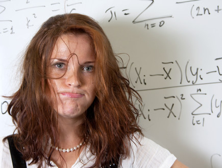 בחורה מתקשה לפתור תרגיל במתמטיקה (צילום: אימג'בנק / Thinkstock)