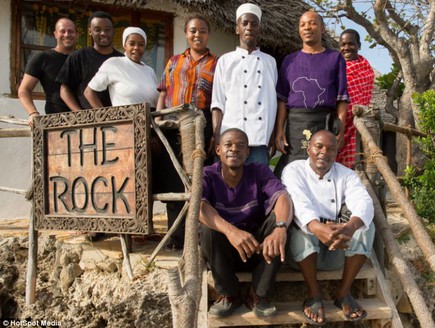 הצוות, מסעדת הסלע בזנזיבר (צילום: dailymail.co.uk)