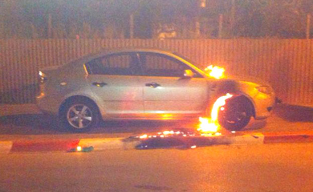 מכונית הגננת עולה באש (צילום: חדשות 2)