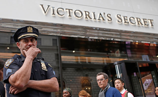 המשטרה מחוץ לחנות בניו יורק (צילום: AP)