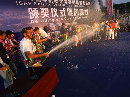 צוברי משפריץ שמפנייה (באדיבות ועדת תחרות סבב הגביע העולמי של ISAF  (צילום: ספורט 5)