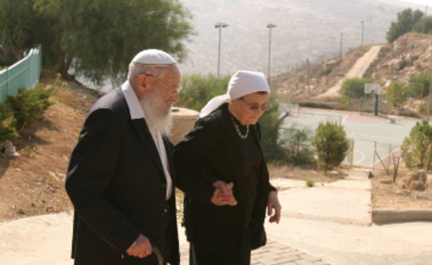 הרב אבהרם צוקרמן זצ"ל בביתו (צילום: תומר ושחר צלמים, כיפה)