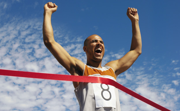 לחצות את קו הסיום בידיים מונפות אל על