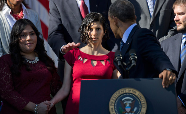 הנשיא אובמה והבחורה שהתעלפה לידו בזמן הנאום (צילום: AP)