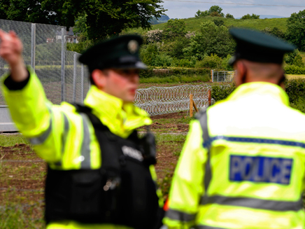 זוג צוענים נעצר בפרבי דבלין, שוטרים באיר (צילום: רויטרס)