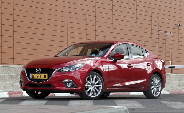 משפחתיות סדאן: פוקוס מאזדה 3 יונדאי i35 פורטה אימפרזה אוקטביה קורו