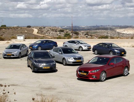 משפחתיות סדאן: פוקוס מאזדה 3 יונדאי i35 פורטה אימפרזה אוקטביה קורו (צילום: נעם וינד)