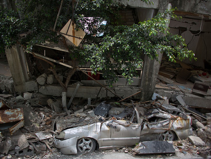 בניין אחרי רעידת אדמה שמחץ רכב חונה (צילום: Lam Yik Fei, GettyImages IL)