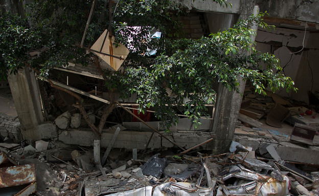 בניין אחרי רעידת אדמה שמחץ רכב חונה (צילום: Lam Yik Fei, GettyImages IL)