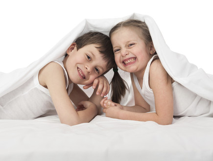ילדים במיטה (צילום: אימג'בנק / Thinkstock)