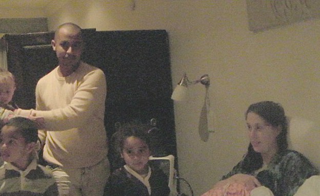האלמנה הלבנה עם הבן זוג והילדים בבית החולים (צילום: מירור פיקס)