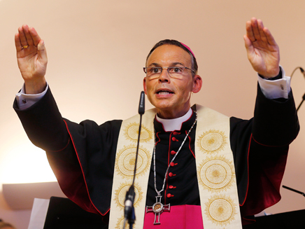 הבישוף הנהנתן (צילום: AP)