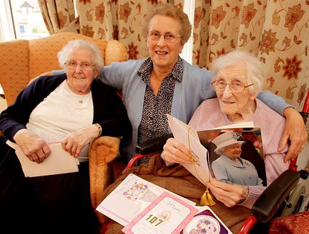 האחיות הכי מבוגרות (צילום: צילום מסך daily mail, MailOnline)