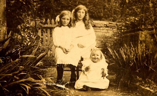 האחיות הכי מבוגרות - תמונת ילדות (צילום: צילום מסך daily mail, MailOnline)