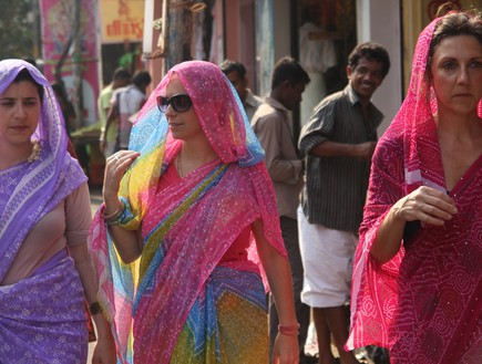 המרכיב הסודי, נטע ולילך לובשות סרי בשוק בקרלהץ  (צילום: דרור שוסטק)