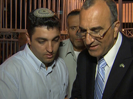 אלי כהן ויועץ התקשורת שלו (צילום: חדשות 2)