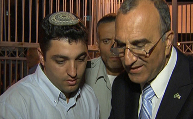 אלי כהן ויועץ התקשורת שלו (צילום: חדשות 2)