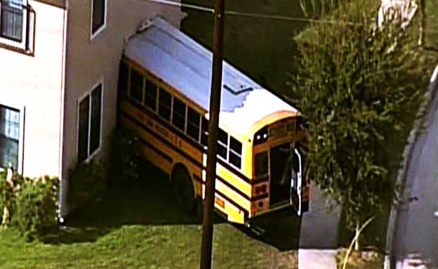 צפו: אוטובוס תלמידים התנגש בבית מגורים (צילום: רויטרס)